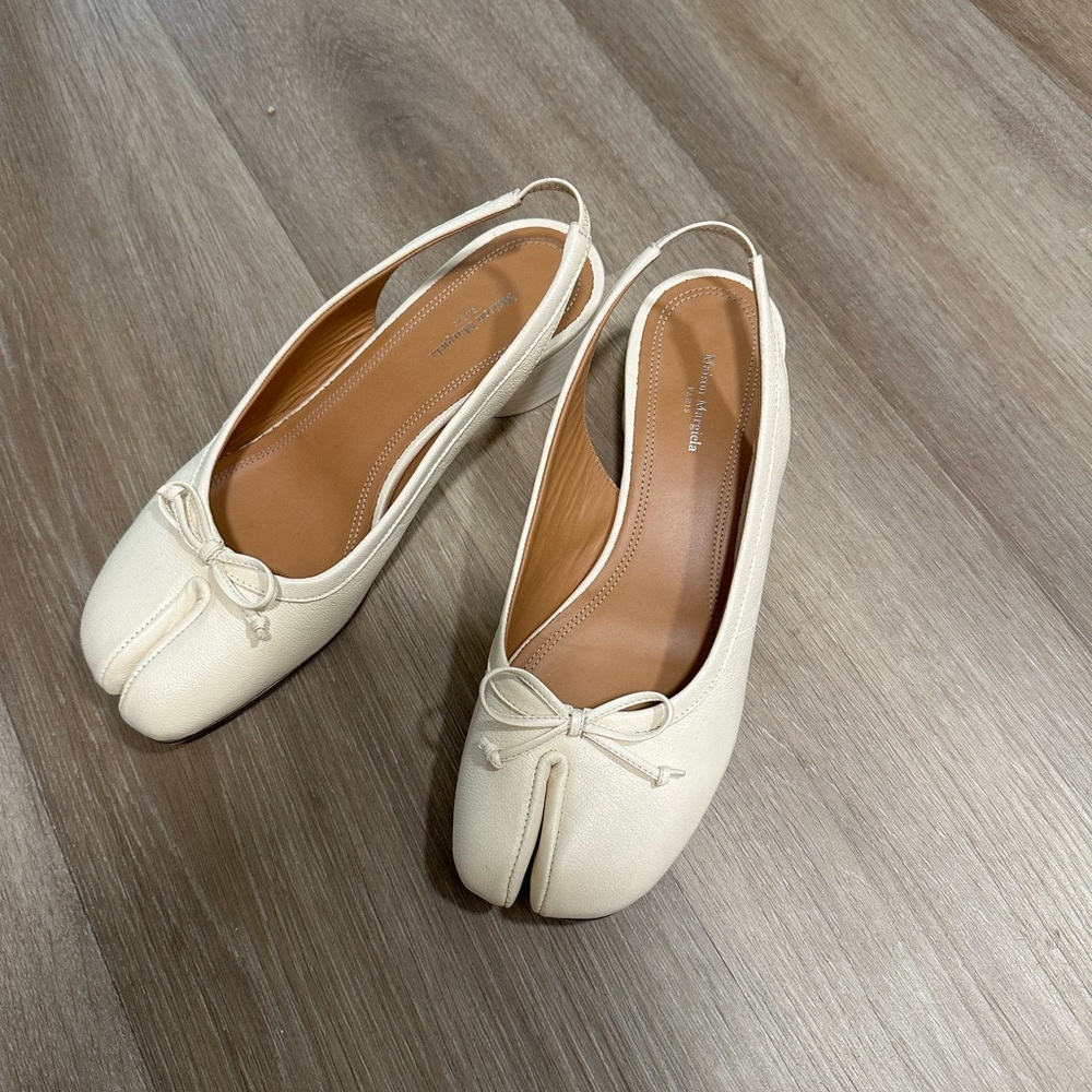 Maison Martin Margiela Women's White Cream Tabi slingback shoe 40mm bow detail